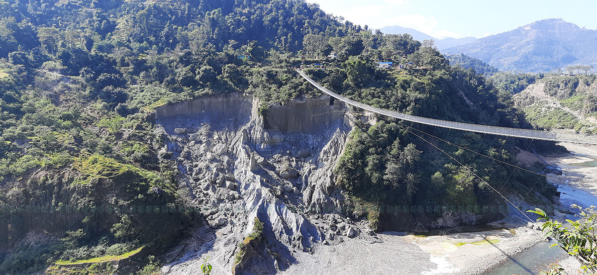 पोखराबाट दम्सादी जान फुस्रेखोलामाथि बनाइएको झोलुंगे पुलबाट गएको पहिरो। तस्बिर: युवराज श्रेष्ठ